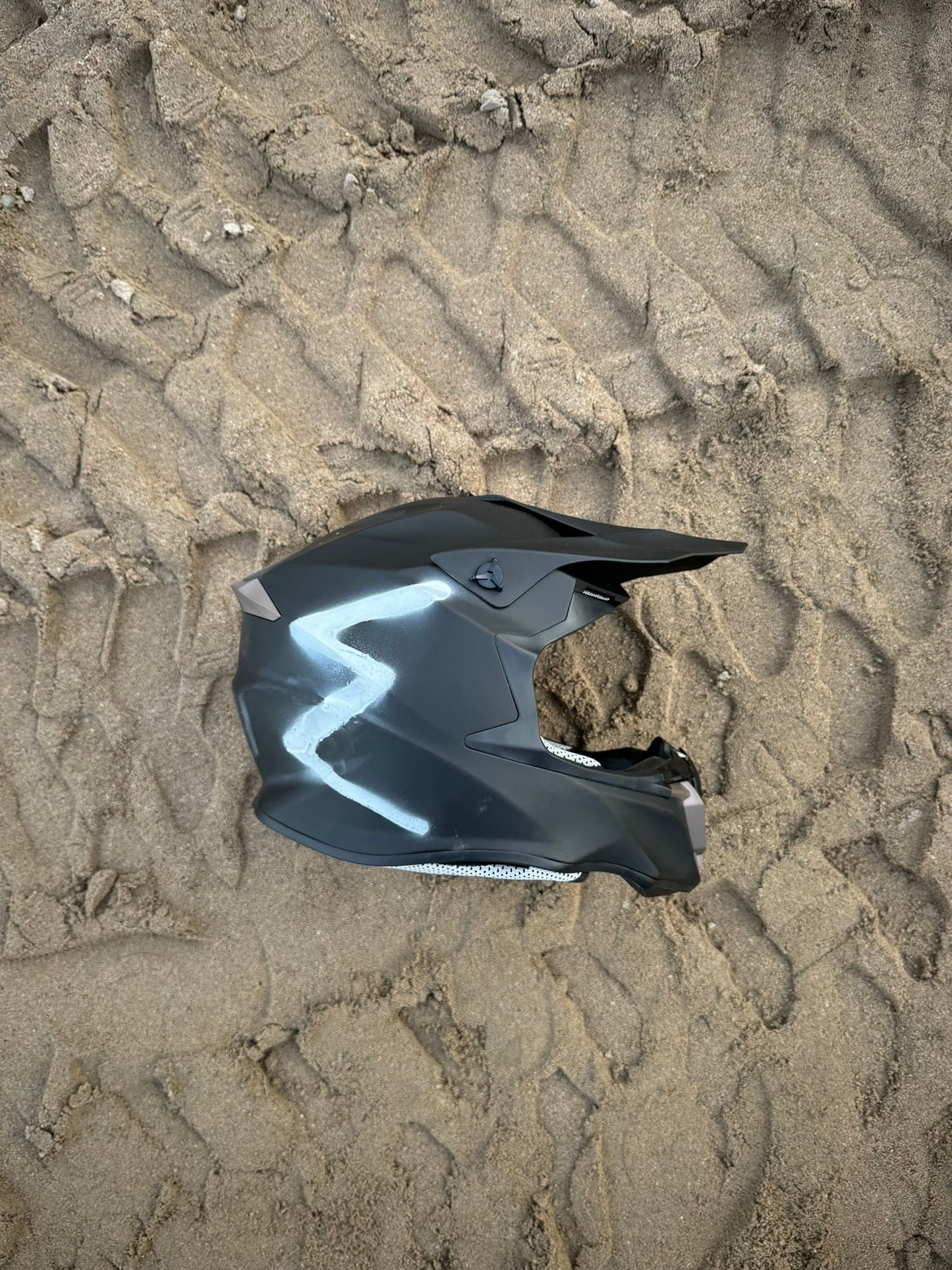 WAЯ HELMET