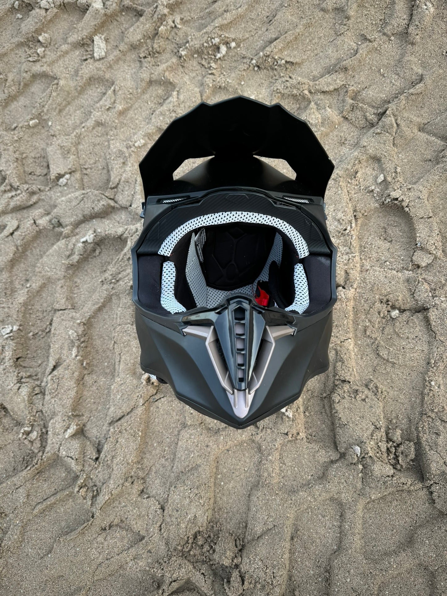 WAЯ HELMET