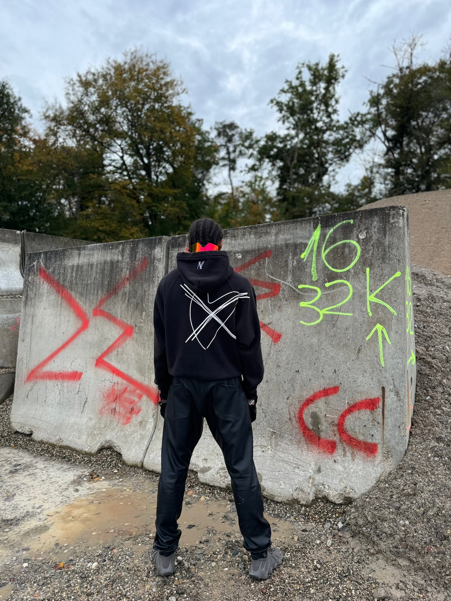 HOODIE [BLACK]