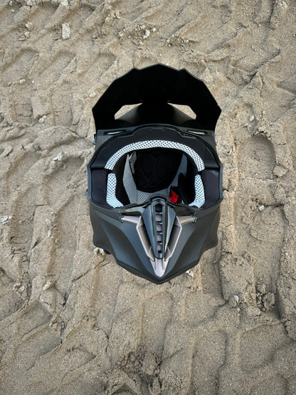 WAЯ HELMET